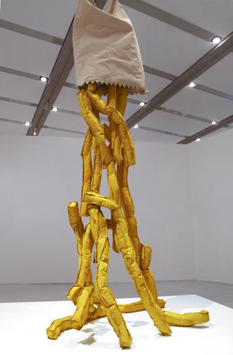Claes Oldenburg Shoestring Potatoes, Spilling from a Bag, 1966 Canvas filled with kapok, glue and painted with acrylic / Leinen gefüllt mit Kapok, Leim, bemalt mit Acryl 274.3 x 132.1 x 101.6 cm Collection Walker Art Center, Minneapolis; Gift of the / Schenkung der T. B. Walker Foundation, 1966 Photo: mumok © Claes Oldenburg
