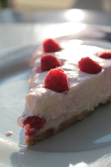 Gâteau au yaourt aux fraises avec framboises