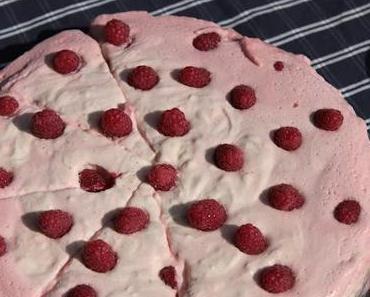 Erdbeer-Joghurt-Torte mit Himbeeren