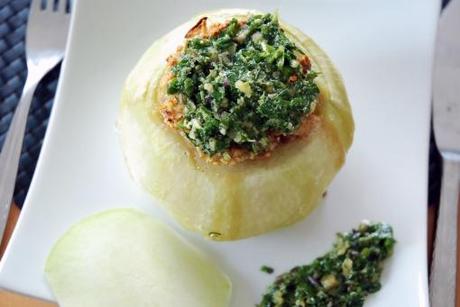 Gefüllter Kohlrabi mit Kräuter-Knoblauch-Pesto / Stuffed kohlrabi with herb-garlic-pesto