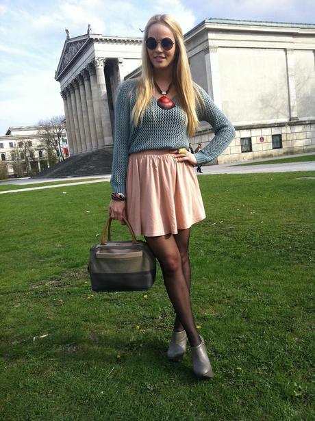 Tuesday to go: mint pullover and rosé skirt