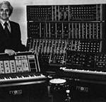 Robert Moog mit Mini-Moog und anderen