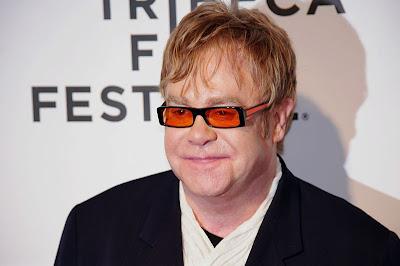 Elton John liegt im Krankenhaus