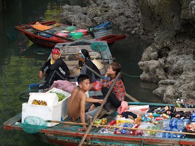 2 Tage/ 1 Nacht unterwegs mit einem Holzboot in der Halong Bucht