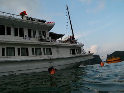 2 Tage/ 1 Nacht unterwegs mit einem Holzboot in der Halong Bucht