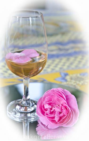 Sommerlicher Apéritiv – Weißwein (oder Sekt) mit Rosenblütenlikör