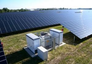 Wechselrichterstation in einem netzstabilisierenden Freiflächen- Solarkraftwerk, Quelle: Belectric