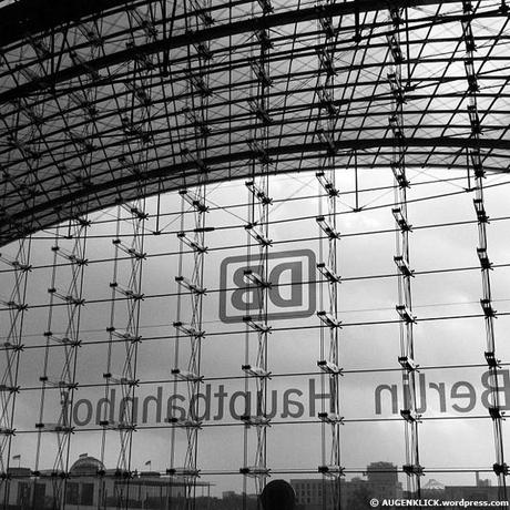 Der Berliner Hauptbahnhof mit Blick auf den Reichstag