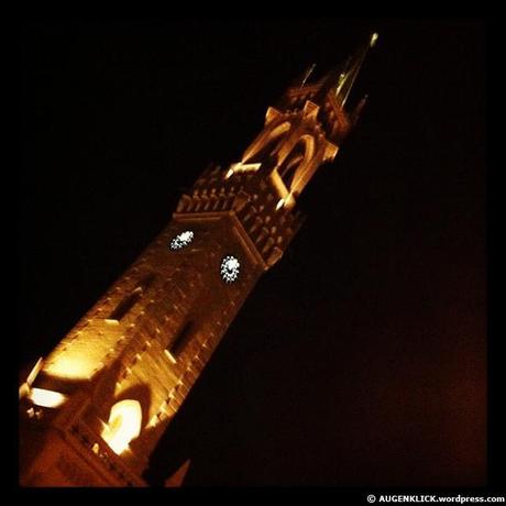 Der außergewöhnliche Turm des Konstanzer Bahnhofes bei Nacht