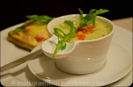 Kohrabicrème-Suppe mit Rucola und Dinkeltoast-Bruscetta