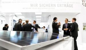 Diskussionen von Fachbesuchern auf der Intersolar, © Solar Promotion GmbH