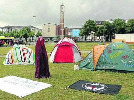 Documenta-Leiterin mag die Camper – Christov-Bakargiev findet die bunten Zelte auf dem Friedrichsplatz gut – Stadt sanktioniert das Zelten nicht – Wächter der Zeit Manfred Kielnhofer