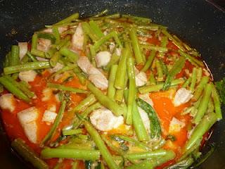 Gaeng Tehpoh – แกงเทโพ / Curry mit Schweinebauch und Wasserspinat / Morning Glory Curry with Pork Belly