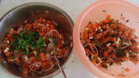 zweimal Wassermelonen - Salat  mit Kräuterbrötchen