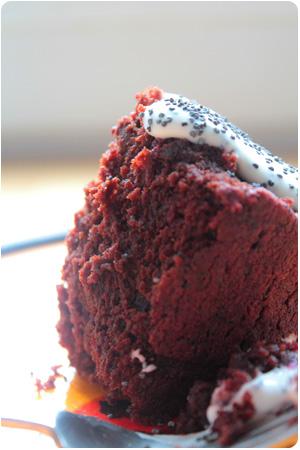 Extrem saftiger Schokolade Rote Beete Kuchen mit Crème Fraîche und Mohn - Slater Style