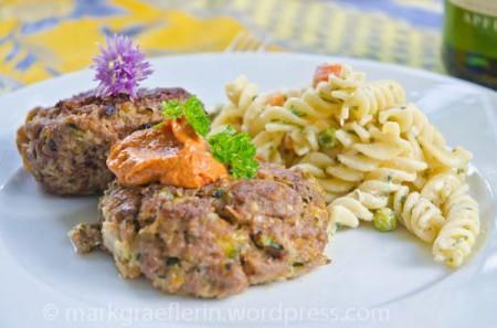 Zucchini-Frikadellen mit Mozzarella-Füllung und Knoblauchsenf