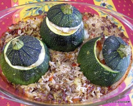 Runde Zucchinis auf Reisbett