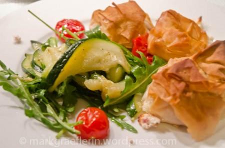 Ziegenkäse im Filoteig (oder Klöpfer mit Jura-Bergkäse gefüllt) mit Zucchini-Rucola-Salat