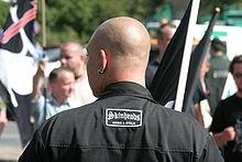 220px Neonazi skinheads weiss und stolz Nazis sind Menschen mit ganz gewöhnlichen Existenzen