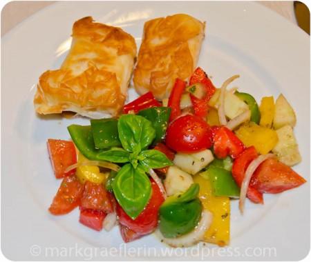 Erfrischender Sommersalat und Fetakäse im Filoteig (aus der Pfanne)