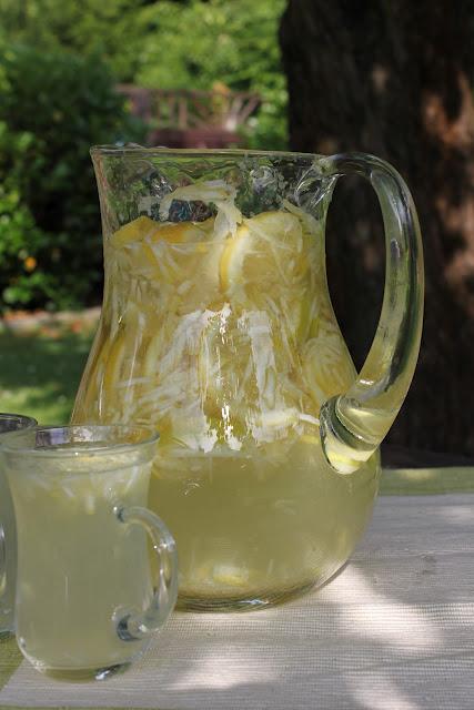 Limonade mit Pinienkerne und Zitronensorbet