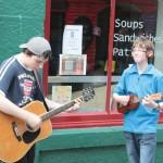 Teenager musizieren in the pedestrian precinct.