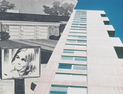 Ausstellung in der Galerie Johnen Berlin: Dan Graham – Urbanism. Foto: Dan Graham, Video Projection Outside Home, 1978 (Detail) und Ziggurat Building, 1965 (Detail)