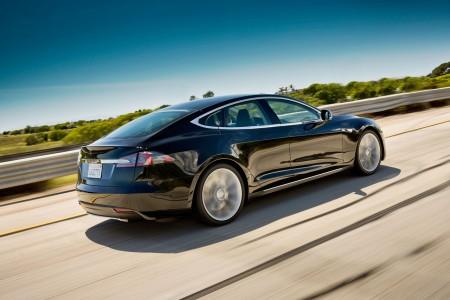 Tesla Modell S fährt 430 Kilometer weit