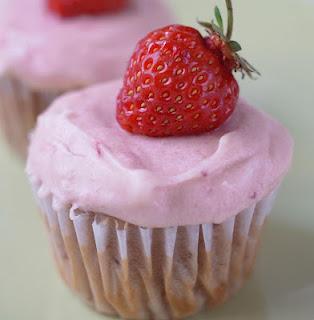 Vanille Cupcakes mit Erdbeer Icing