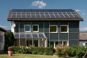Effizienzhaus mit Solaranlagen, Quelle: dena