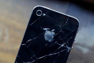 Neuer iPhone 4 Skandal. Glasrückseite zerkratzt schnell und bricht.