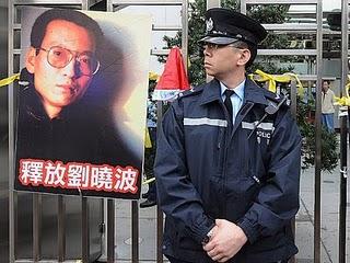 Friedensnobelpreis an chinesischen Dissidenten. Wie Burmas Suu Kyi sitzt auch er ein