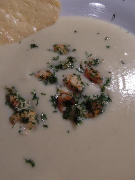 Rezept für eine cremige Kartoffel-Sellerie-Suppe mit Flusskrebsen und knusprigen Parmesanchips