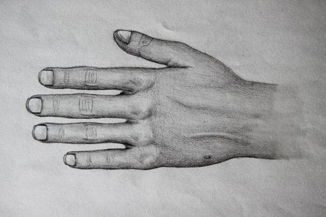 Eine fertige Hand mit Bleistift gezeichnet
