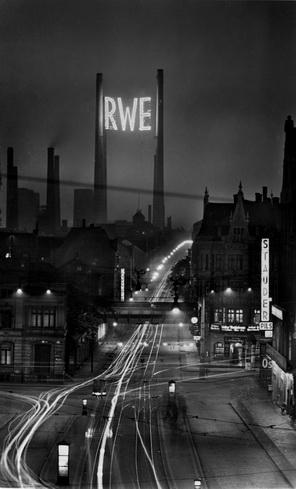 Ausstellung im Umspannwerk Recklinghausen: Revier unter Strom (Im Bild: RWE-Stammzentrale Essen, Viehofer Straße, um 1930)