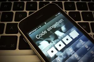 Schwere Sicherheitslücke lässt Code Sperre im iPhone umgehen.