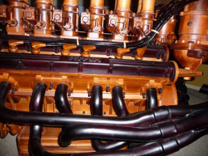 12-Zylinder Ferrari Motor aus Holz