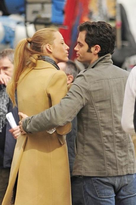 46392, NEW YORK, NEW YORK - Wednesday October 20, 2010. Blake Lively and boyfriend Penn Badgley share an embrace on the set of their hit TV show Gossip Girl . The CW series was filming along the Hudson River in Piermont, New York. Photograph:  PacificCoastNews.com