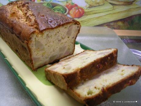 Cake mit Birnen, Roquefort und Haselnüsse