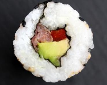 Inside-out Sushi mit Avocado, Parmaschinken und getrockneten Tomaten