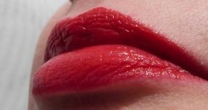 Review: CLARINS Joli Rouge Lippenstift in der Nuance “Clarins red”