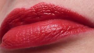 Review: CLARINS Joli Rouge Lippenstift in der Nuance “Clarins red”