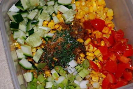 Mexikanisch inspirierter Lunch mit Guacamole und Mais-Salat