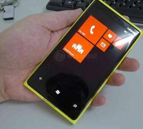Prototyp mit Windows Phone 8 zeigt sich vor der Kamera