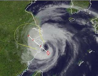 Landfall Taifun HAIKUI findet gerade bei Schanghai statt, Haikui, aktuell, China, Schanghai, Taifun Typhoon, Taifunsaison 2012, August, 2012, Satellitenbild Satellitenbilder, 