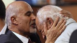 Mohamed al Magarief küsst den Kopf eines Mitglieds der Wahlkommission (Foto: REUTERS)