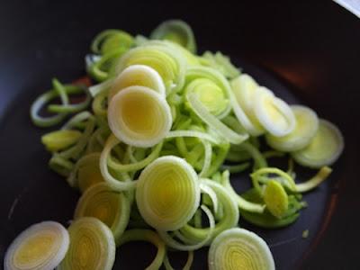 Quiche mit verschiedenen Gemüsen und frischem Knofi