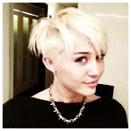 Miley Cyrus überrascht mit platin blondem Pixie-Look