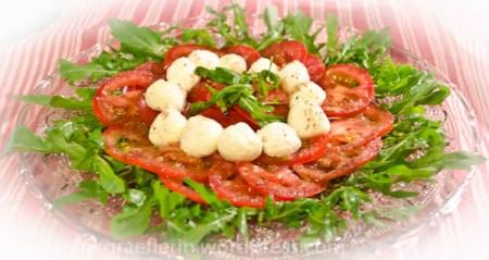 Grillbeilagen: Salat von Rucola, Tomate und Mozzarella-Kügelchen