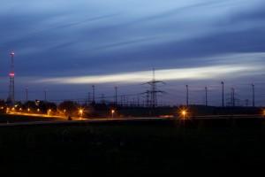 380 kV-Leitung und Windräder, Nachtaufnahme westlich von Berlin an der Autobahn A10, Quelle: 50Hertz